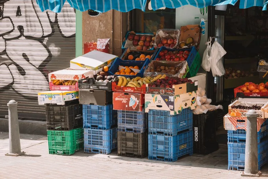 Imagen que muestra a un vendedor ajustando su inventario para Amazon Fresh en España, resaltando la logística de última milla y la integración con Prime para maximizar ventas.