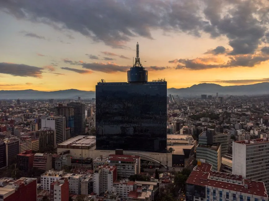 Imagen que muestra la interfaz de geotargeting avanzado de Amazon Ads, resaltando opciones de segmentación por código postal, densidad urbana y proximidad a centros logísticos para anunciantes