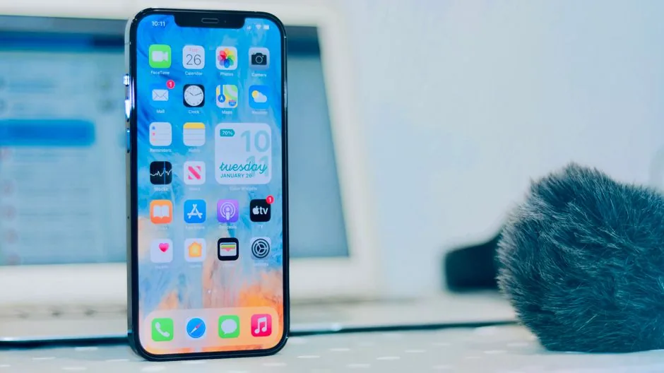 Ilustración que muestra a Apple bloqueando solicitudes de datos programáticos en dispositivos iOS, afectando campañas de marketing digital para marcas y sellers.