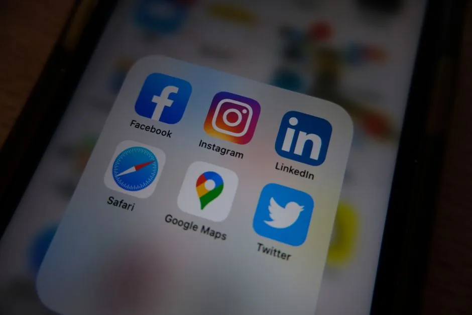 Ejecutivo de marketing visualiza la integración de audiencias B2B de LinkedIn en CTV mediante Google DV360 para segmentar profesionales en pantallas conectadas