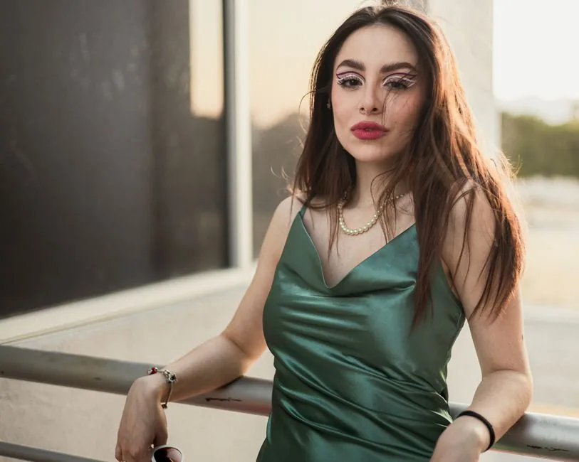 Creadora de contenido mostrando cosméticos de BK Beauty en TikTok Shop para inspirar compras de descubrimiento en consumidoras de maquillaje