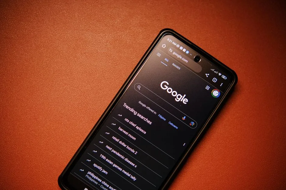 Pantalla de móvil con recomendaciones de productos de ecommerce generadas por Google Gemini para guiar a compradores online.