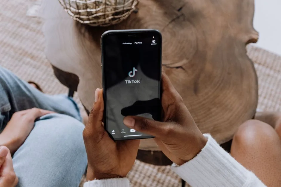 Creador de contenido muestra producto en TikTok Shop mientras interactúa con la audiencia para impulsar ventas impulsivas