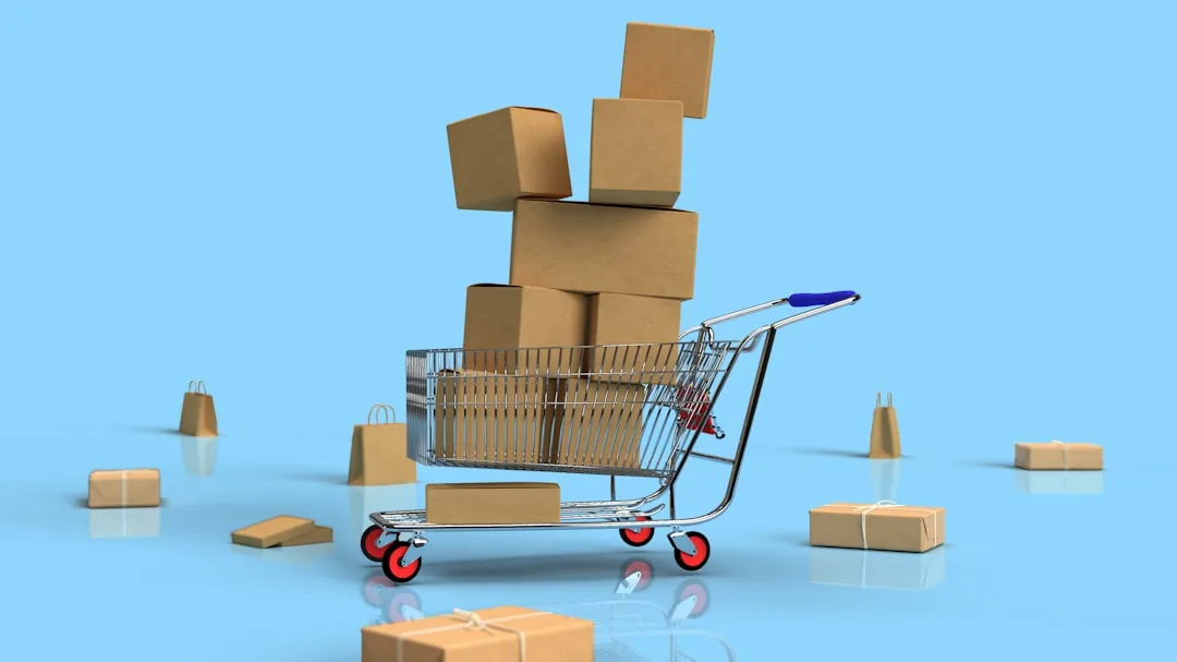 Emprendedor revisando la cadena de suministro para dropshipping en Amazon, enfocándose en branding y tiempos de entrega para clientes españoles