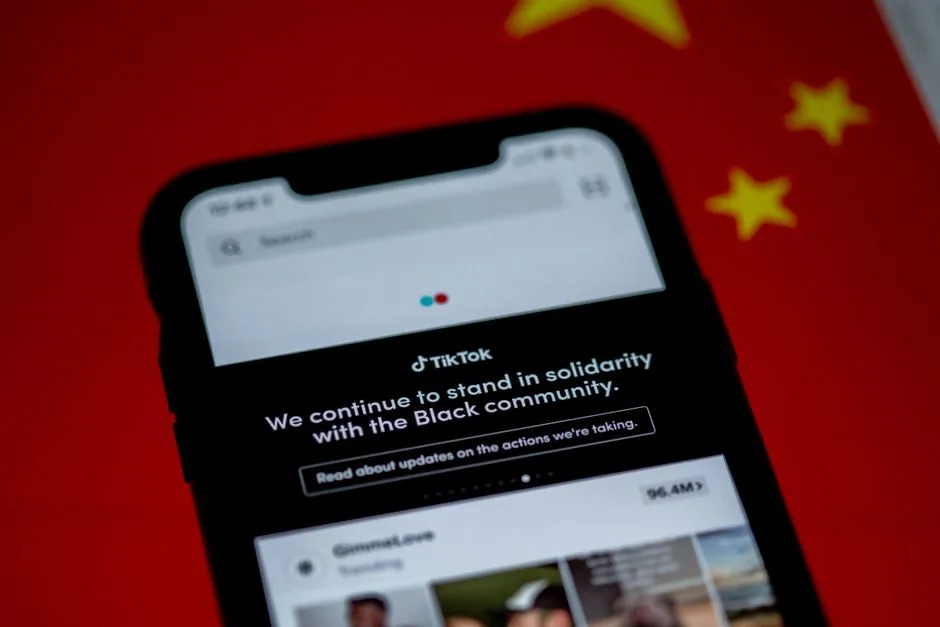 Captura de pantalla de TikTok Shop mostrando productos visuales, precios y botón de compra para usuarios que descubren y adquieren sin salir de la app