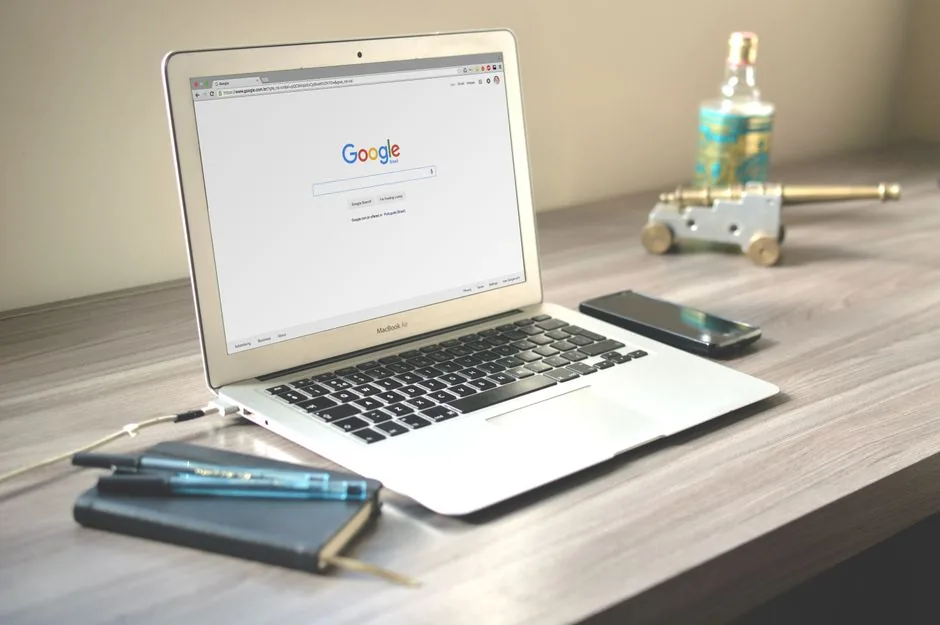 Especialista de marketing usando operadores de búsqueda avanzada en Google para identificar precios ocultos y distribuidores no autorizados en el sector ecommerce