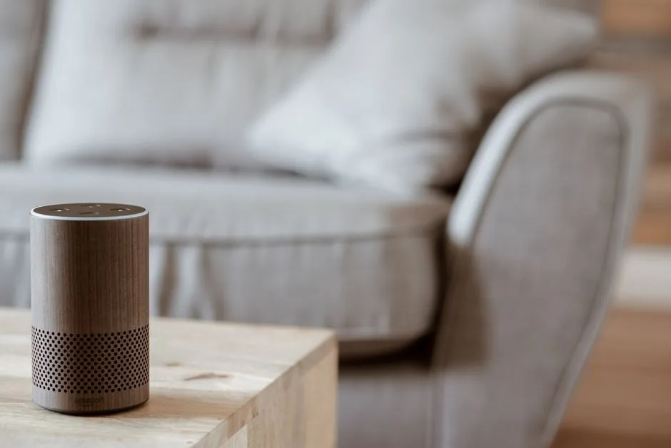 Vendedor ajustando datos estructurados de su ficha de producto para que Alexa de Amazon realice compras automáticas en la temporada navideña dirigida a vendedores de marketplace