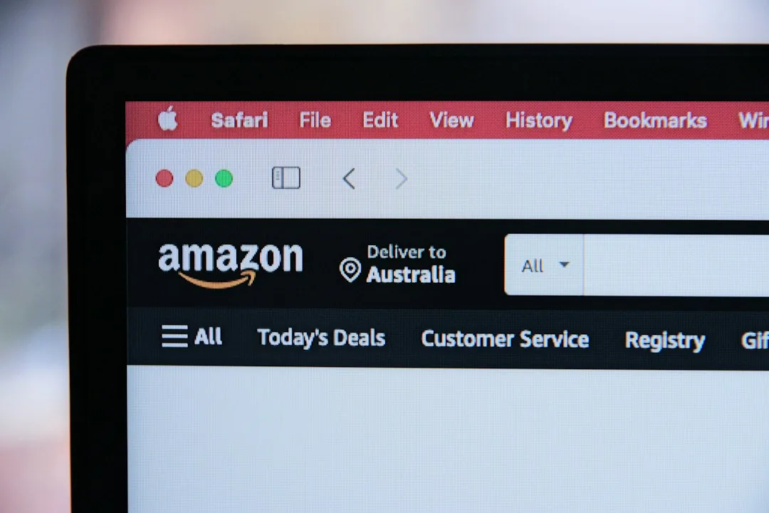 Empresario español configurando su tienda Amazon con dropshipping local y etiquetas FBA para ofrecer envíos rápidos a clientes Prime