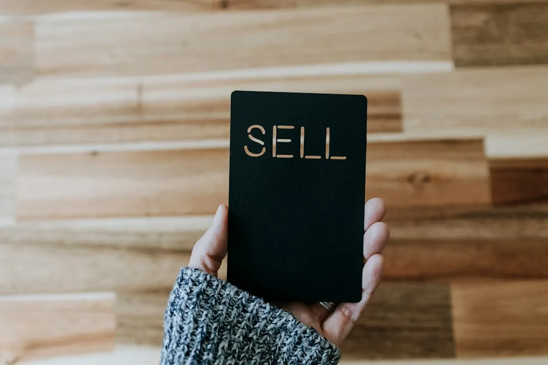 Vendedor ajustando el título y las imágenes de un producto en Amazon para mejorar la visibilidad y la conversión entre emprendedores