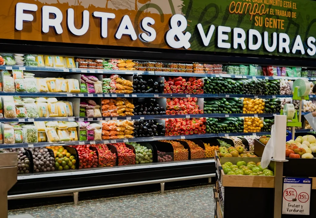 Consultor analiza métricas de ventas en Amazon Portugal para optimizar la internacionalización de una marca española.
