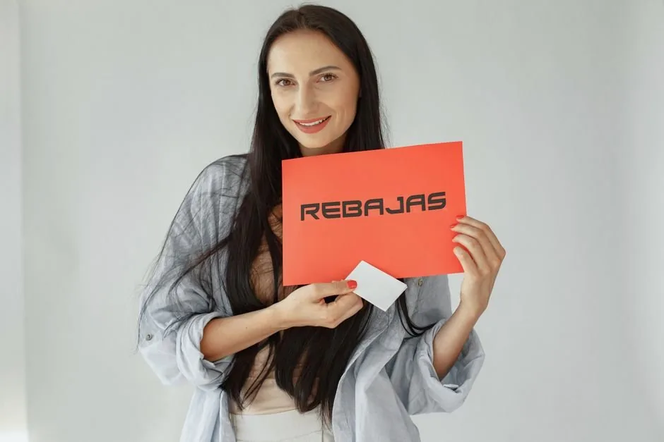 Vendedor profesional analiza la plataforma de Temu en su ordenador para optimizar la logística local de su tienda online.
