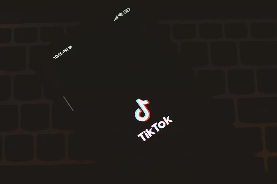 Consultor de marketing analiza las métricas de TikTok Shop en un ordenador para aumentar las ventas de una marca.