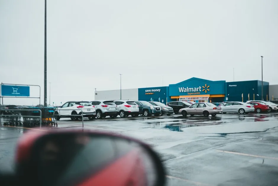 Imagen que muestra a un emprendedor analizando datos de ventas mientras gestiona envíos rápidos a través de Walmart Fulfillment Services para mejorar la conversión en el marketplace