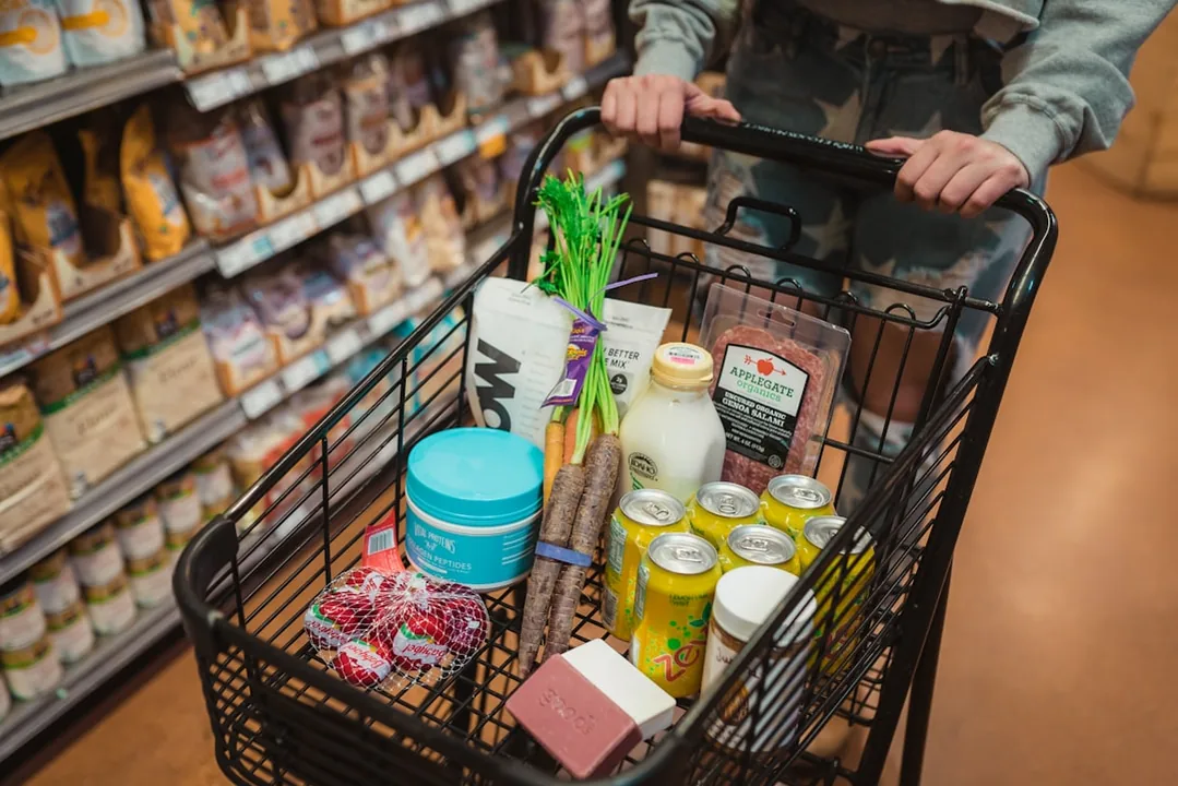 Emprendedor analizando métricas de ventas en Amazon para optimizar su estrategia de ecommerce y aumentar la rentabilidad