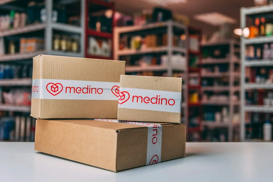 Empresario revisando métricas de ventas y reseñas en Amazon mientras optimiza su estrategia de PPC para aumentar la visibilidad del producto
