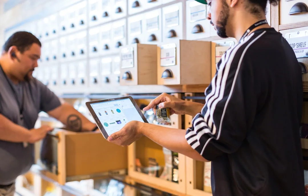 Emprendedor revisando datos de ventas en Amazon mientras optimiza su listado para mejorar la posición en los resultados de búsqueda
