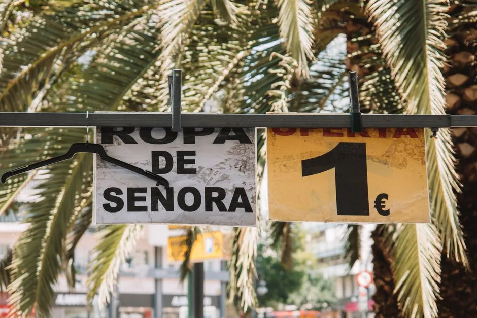 Empresario analiza datos de ventas de ropa en Amazon mientras optimiza imágenes y tablas de tallas para reducir devoluciones y mejorar márgenes