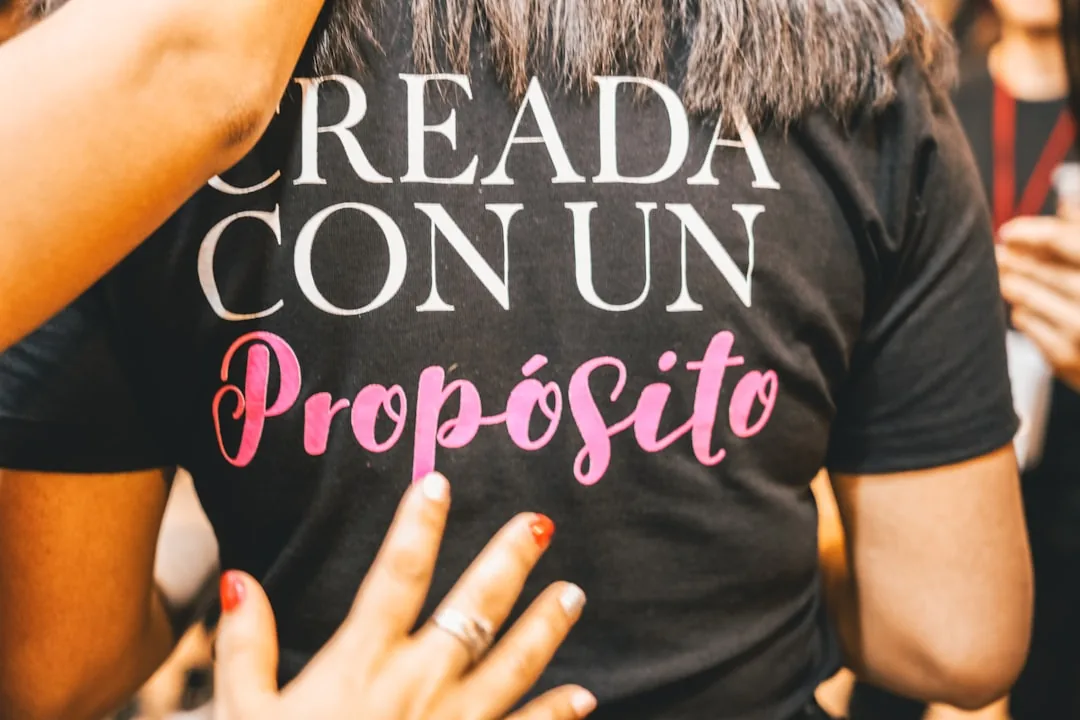 Vendedor optimizando su listing de Amazon con imágenes atractivas y bullet points claros para aumentar conversiones