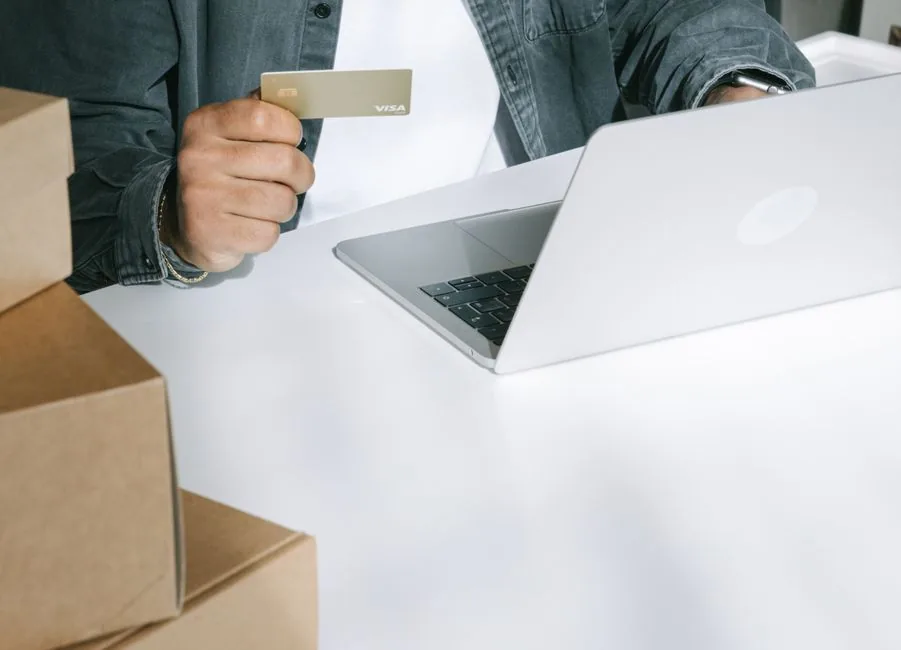 Consultora ecommerce muestra integración de datos entre tienda DTC y Amazon para mejorar conversión y reducir costes operativos
