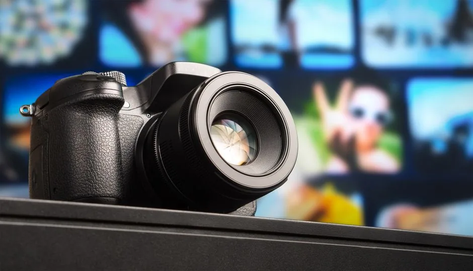 Usuario español revisa la pantalla del televisor mientras compara los precios de Prime Video con y sin anuncios, enfocándose en la mejor opción de suscripción