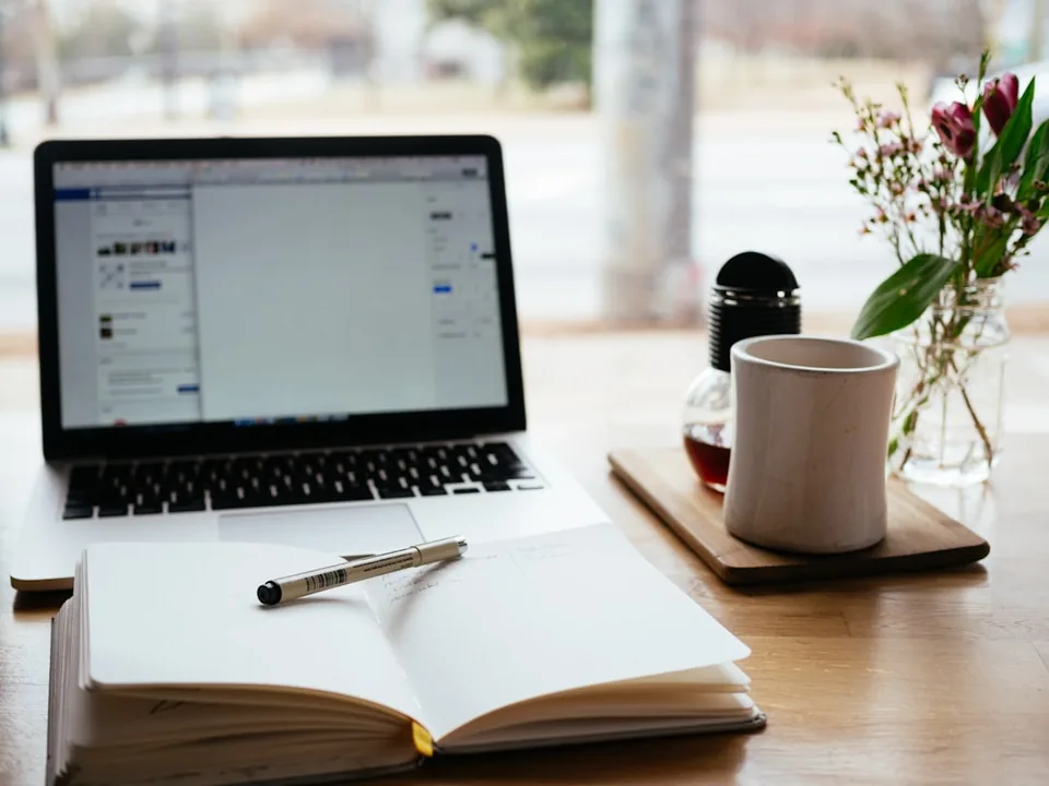 Emprendedor digital analizando un curso de dropshipping en Amazon para evitar suspensiones de cuenta y mejorar sus ventas.