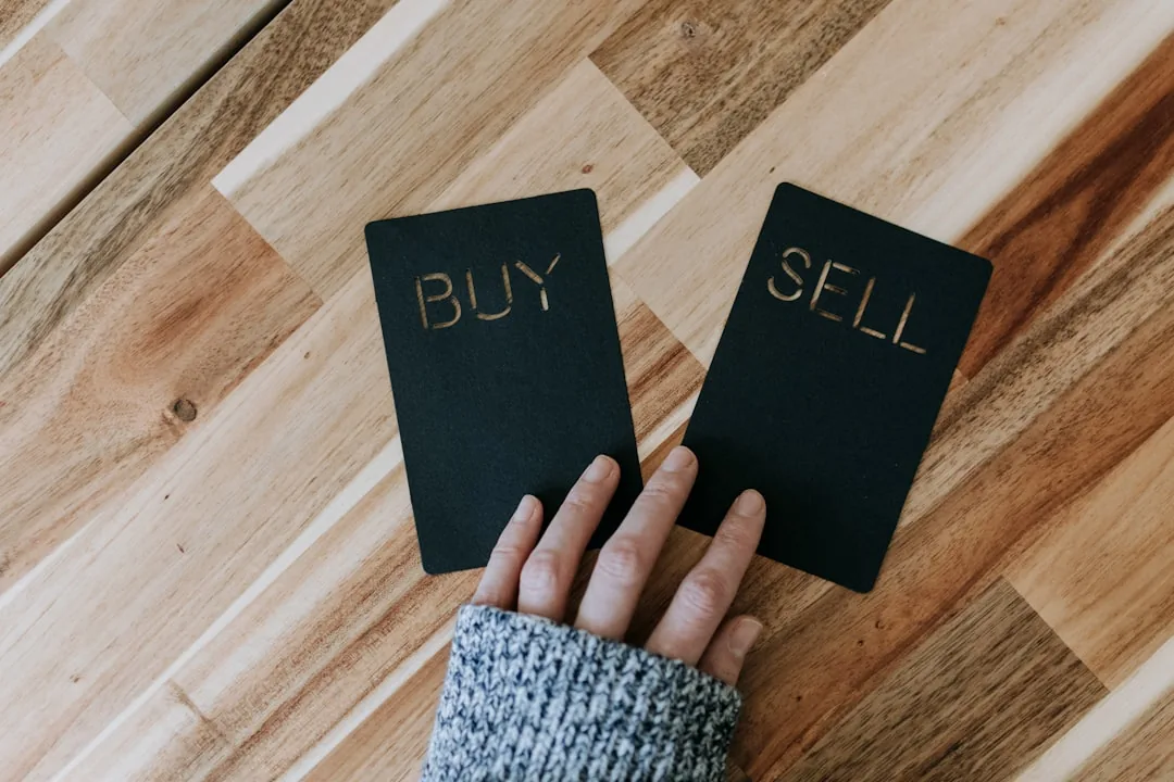 Emprendedor digital analiza métricas de ventas en su ordenador para optimizar su tienda online en Amazon.