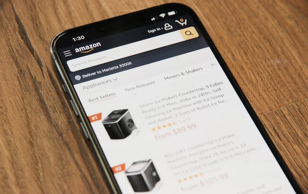 Un profesional de e-commerce analiza métricas de Amazon Ads en su ordenador para optimizar las ventas de su marca.