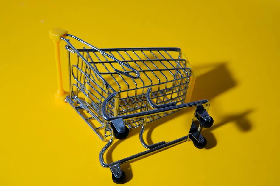 Especialista ecommerce analizando datos de Amazon Ads para mejorar el ACOS y optimizar la conversión de un producto en el marketplace