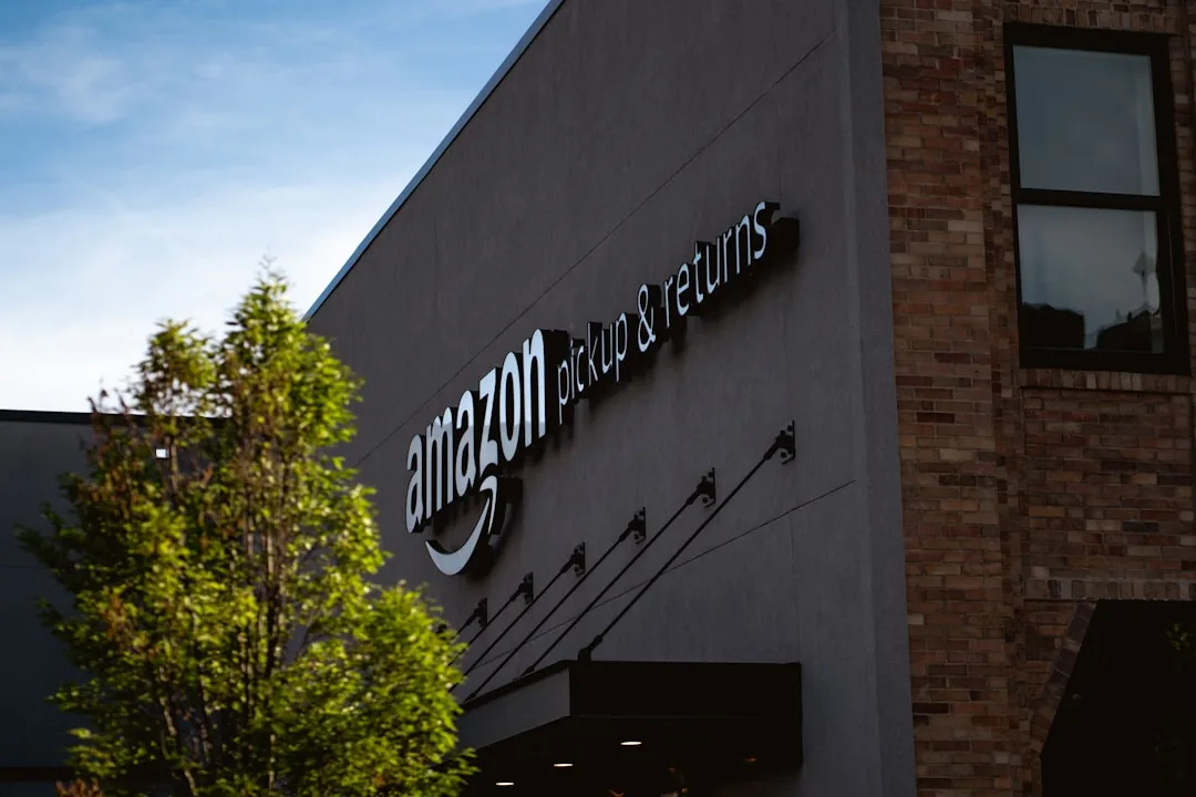 Consultor de marketing analiza un gráfico de ventas de amazon para mejorar la rentabilidad de una marca de ecommerce