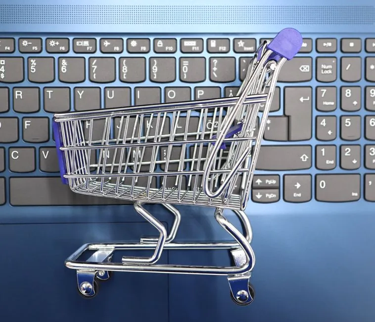 Consultor de marketplaces analiza gráficos de rentabilidad y TACoS para optimizar las ventas de marcas en Amazon.