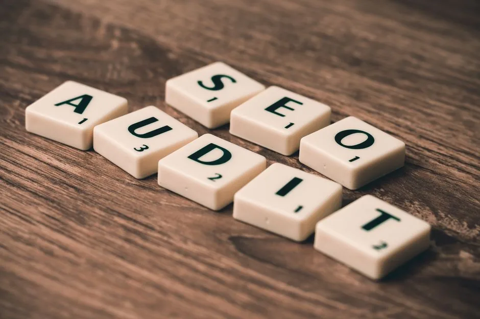 Especialista SEO en Barcelona analizando datos de eCommerce DTC para optimizar tráfico local y conversiones