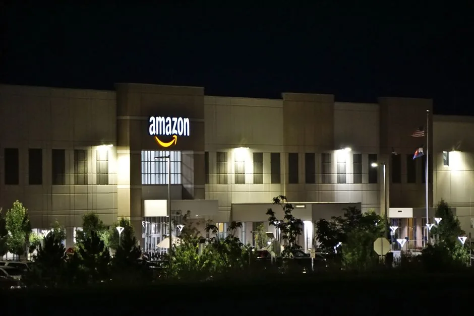 Vendedor de Amazon analizando métricas de publicidad en su ordenador para evitar el sobrecoste de las subastas manipuladas