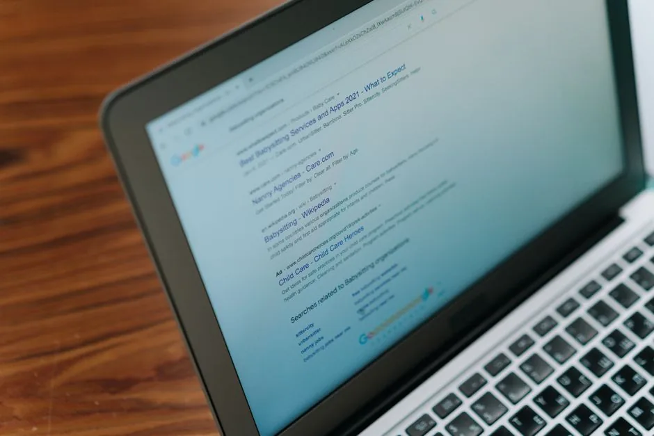 Un profesional de marketing digital analiza métricas de Google Ads optimizadas por inteligencia artificial en su ordenador portátil.