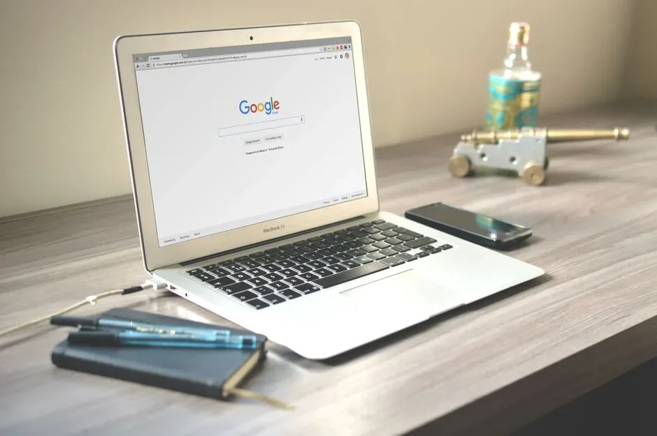 Especialista en marketing digital analizando gráficos de experimentos de Performance Max para optimizar las ventas de un ecommerce.