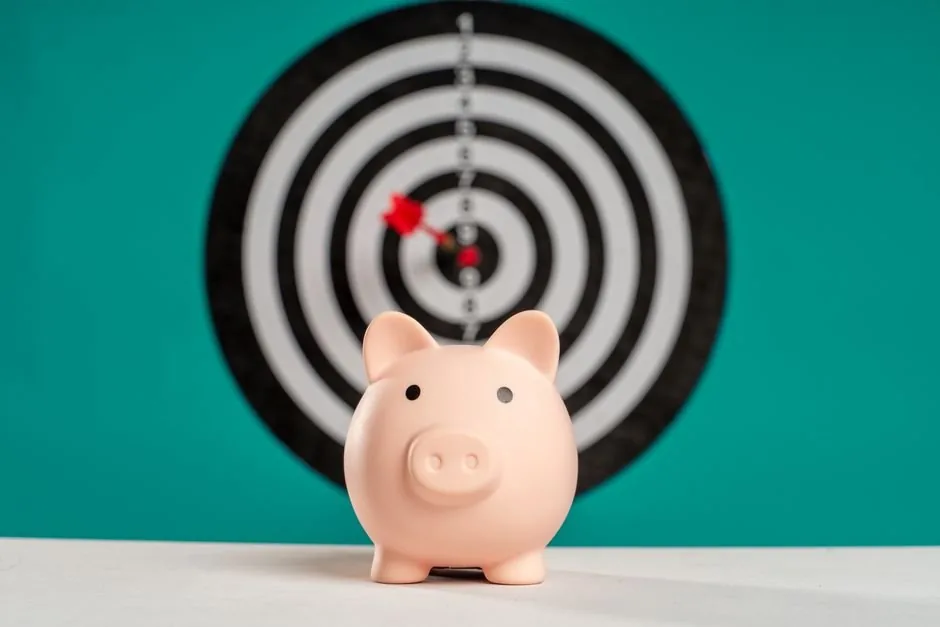 Consultor de marketing digital optimizando las pujas de Google Ads en una pantalla para evitar costes altos en ecommerce.