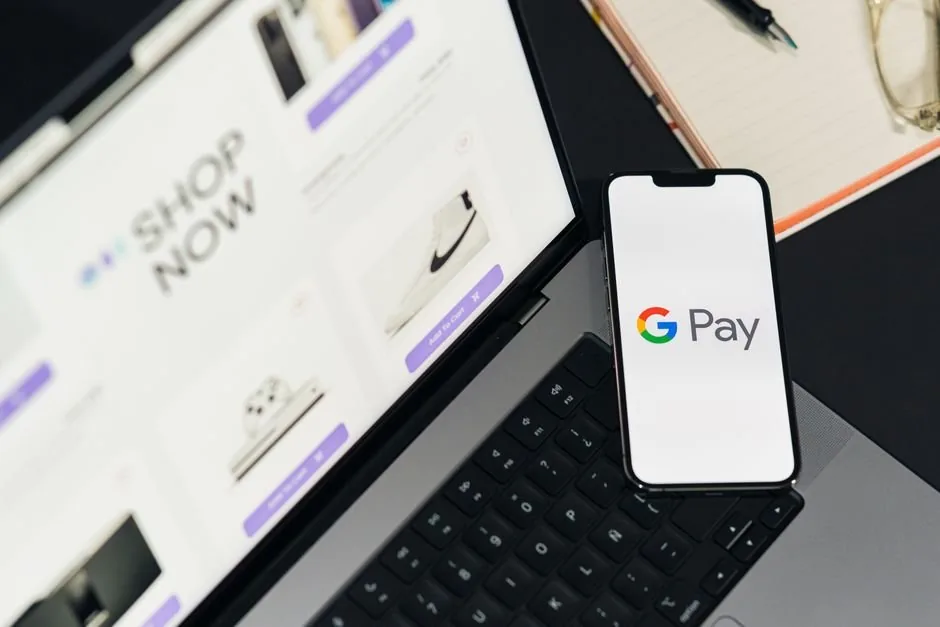 Panel de Google Ads configurando la puja de maximizar valor de conversión en Shopping Estándar para especialistas en marketing digital