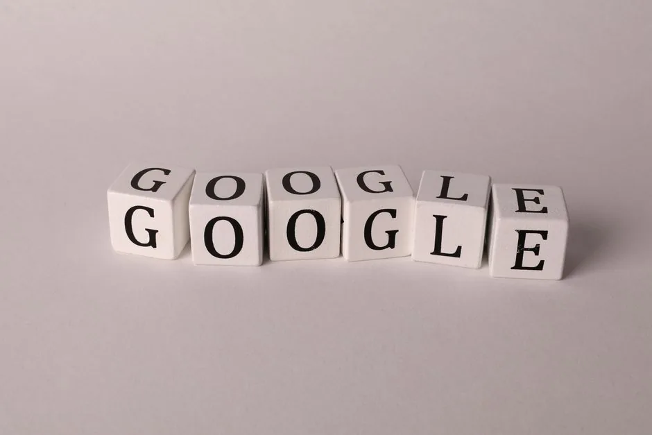 Especialista SEO muestra cómo configurar respuestas 503 y corregir URLs con corchetes para mantener tráfico orgánico en tiendas online