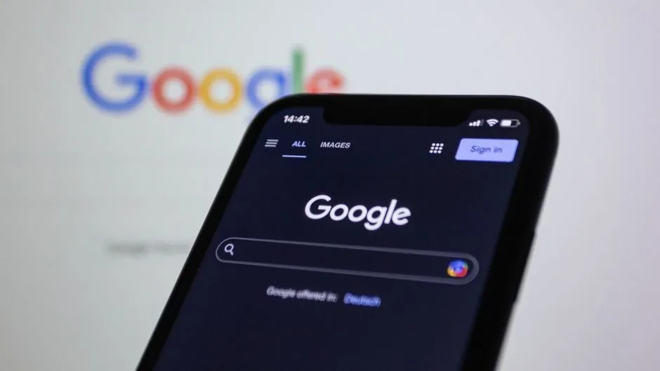 Especialista analiza métricas de conversión en Google Ads para optimizar campañas de búsquedas de marca de tiendas online.
