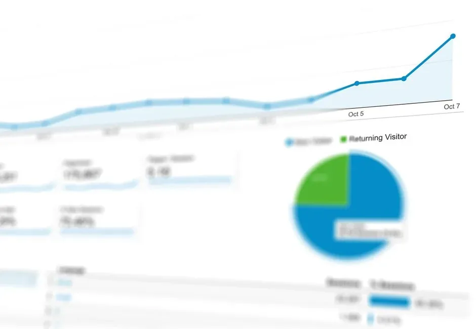 Especialista de marketing digital analizando métricas de growth marketing y retención de clientes para marcas de ecommerce.