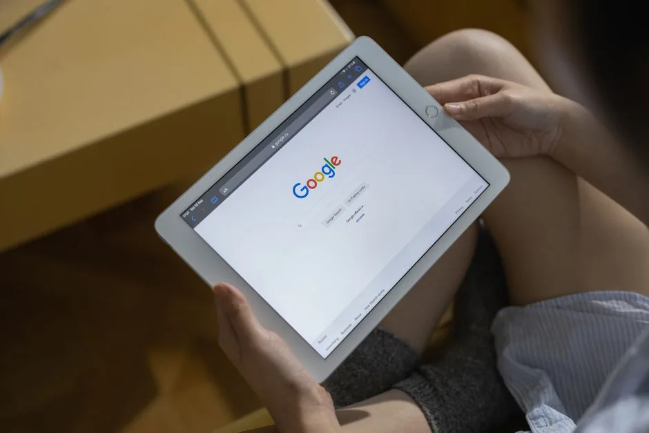 Especialista de marketing digital analiza la caída de impresiones en Google Ads para recuperar la visibilidad de su marca.