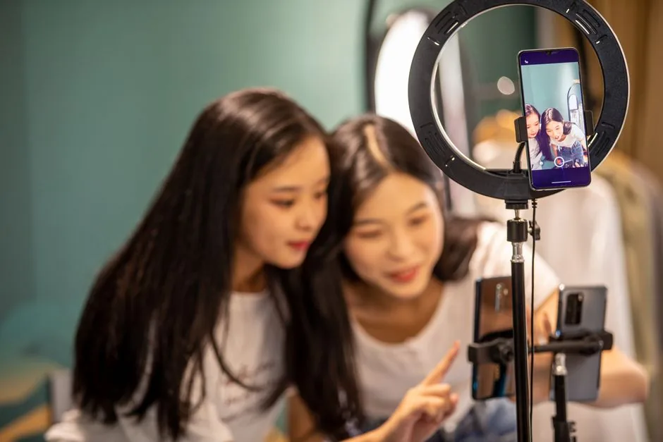Gráfica que muestra la distribución de categorías y precios de 4,5 millones de productos vendidos en TikTok Shop, enfocada en belleza y ticket medio de $40 para vendedores y marketers.