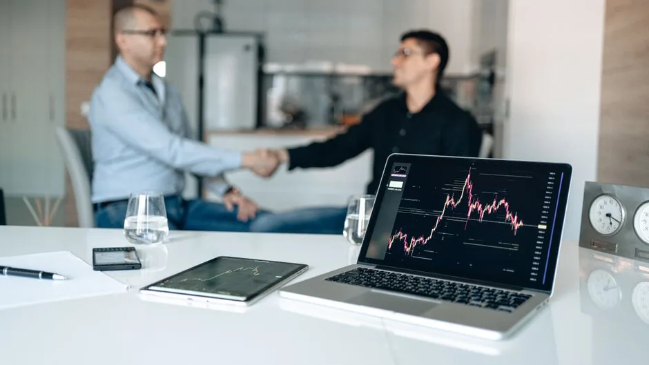 Emprendedor analizando estadísticas de comisiones de afiliados mientras planifica su estrategia de contenido para Amazon y TikTok Shop