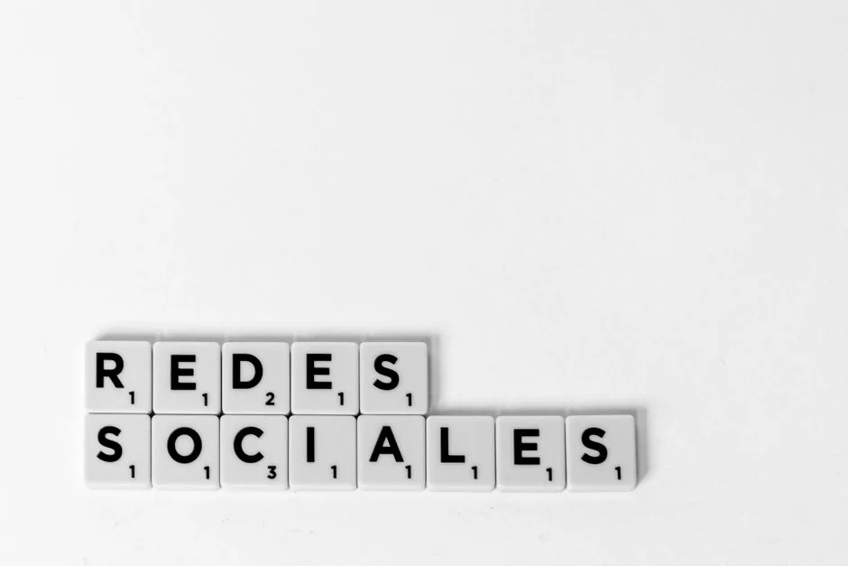 Ejecutivo de marketing en Sabadell analizando datos de campañas PPC y SEO para optimizar la captación de clientes en el sector industrial