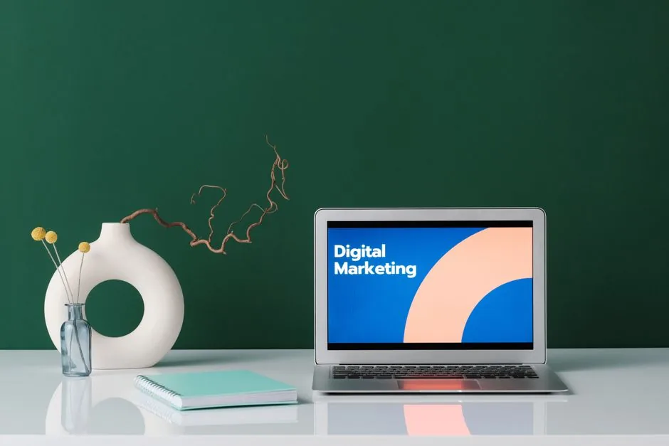 Empresario de Sabadell revisa métricas de ROI mientras combina SEO local, Meta Ads y Amazon Ads para captar clientes potenciales