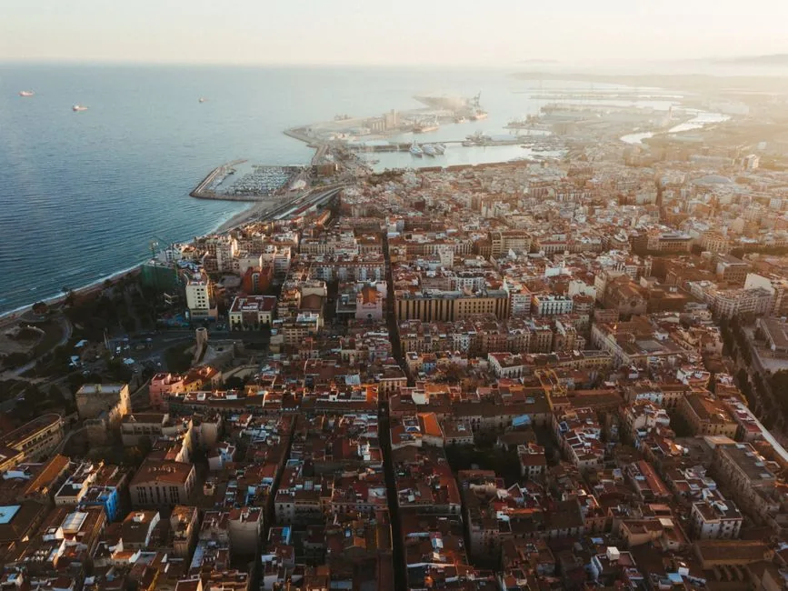 Empresario tarraconense optimizando su presencia online con SEO local, campañas de paid media y anuncios en Amazon para atraer clientes locales y globales