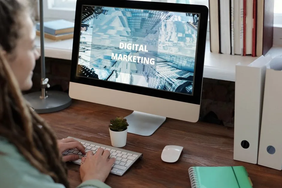Empresario de Terrassa analiza datos de tráfico web y ventas en Amazon mientras optimiza campañas de Google Ads para su pyme