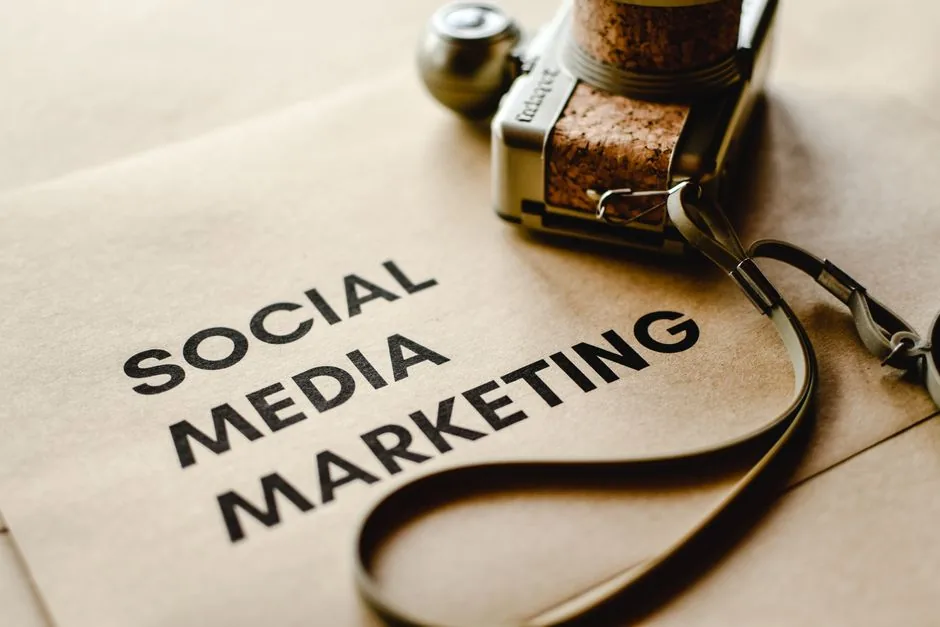 Empresario de Tarragona revisa su panel de SEO local y campañas de paid media para aumentar conversiones y ventas online
