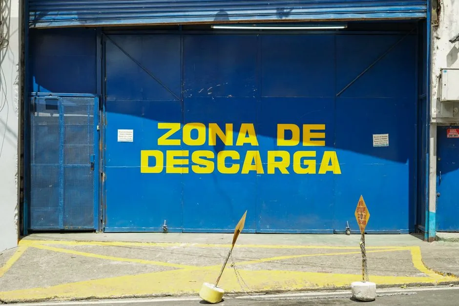 Ejecutivo analizando datos de Retail Media de MercadoLibre para crear campañas de remarketing dirigidas a audiencias hispanohablantes