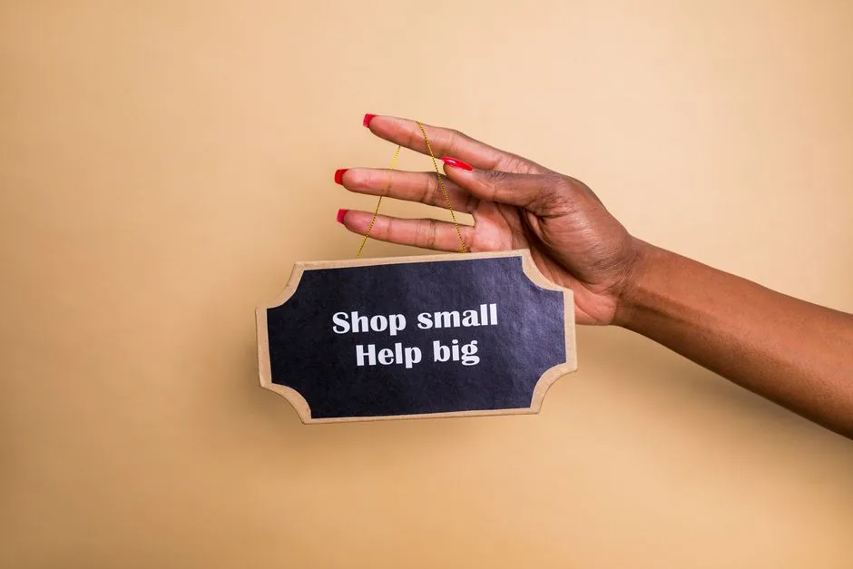 Ejecutivo de marketing ajustando campañas de Meta Ads para aumentar visitas a una tienda local en Madrid, enfocándose en alcance y video