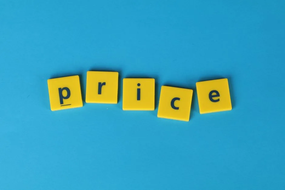 Imagen que muestra cómo un algoritmo de optimización automática de precios en Amazon ajusta precios al alza y a la baja para maximizar márgenes y ganar la Buy Box, dirigida a vendedores de marketplace.